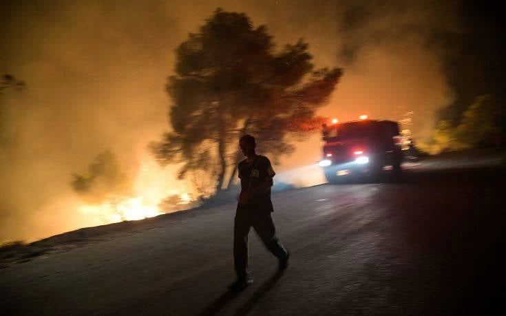 Συγκλονίζει εθελοντής που τραυματίστηκε στην Εύβοια: «Οι φλόγες έμοιαζαν με ανεμοστρόβιλο» – Tα τρία σενάρια που «δείχνουν» εμπρησμό